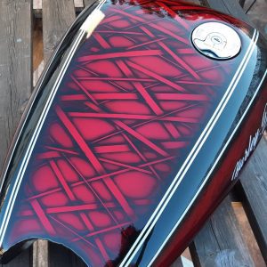 Pintura personalizada en deposito moto custom.