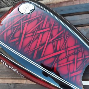 Pintura personalizada en deposito moto custom.